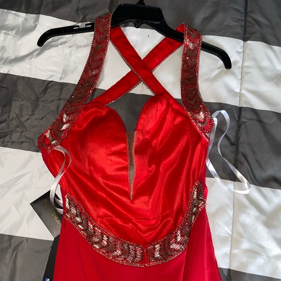 Size 4 Red Prom dress - Picture 3 of 4